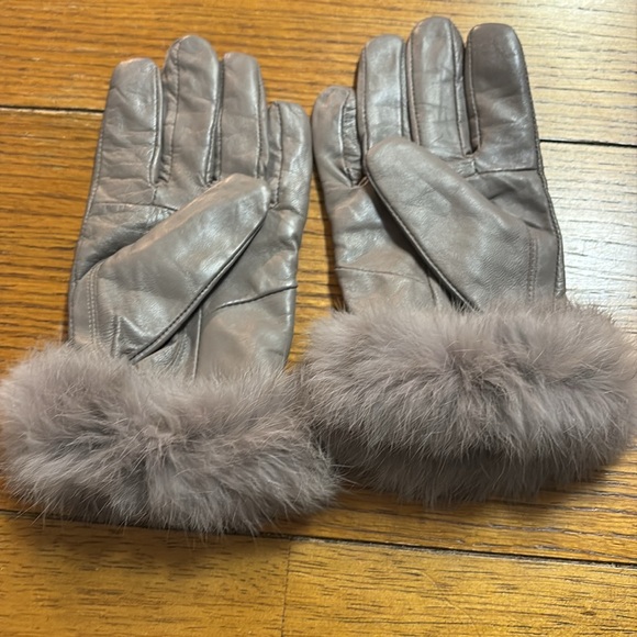 Gray Leather Gloves with Faux Fur Trim - Picture 3 of 3